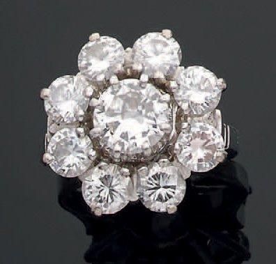 Bague marguerite en platine et or gris sertie...