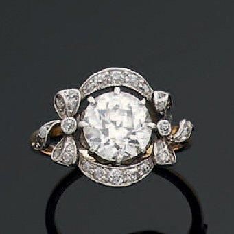 Bague en or jaune et gris ornée d'un diamant...