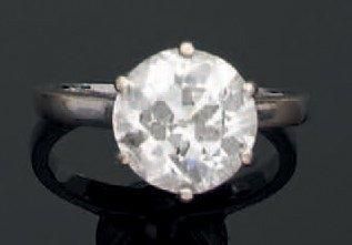 Bague en or gris ornée d'un diamant de taille...