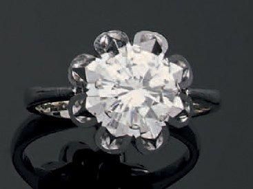 Bague en or gris ornée d'un diamant de taille...