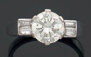 Bague en or gris sertie d'un diamant de taille...