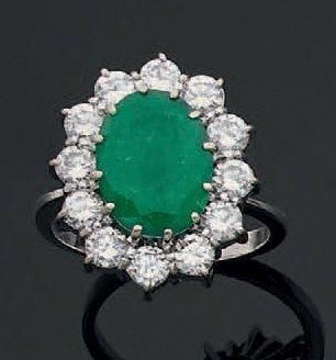 Bague en or gris de forme marguerite ornée...
