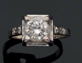 Bague en or gris sertie d'un diamant de taille...