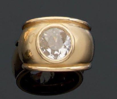Bague bombée en or jaune ornée en serti clos...