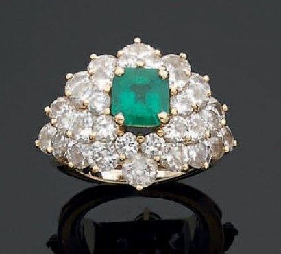 Bague en or jaune de forme marguerite centrée...