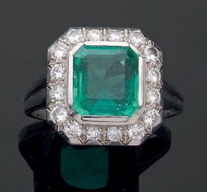 Grande bague en platine centrée d'une émeraude...