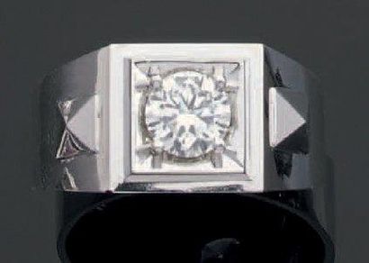 Grande bague chevalière en platine ornée...