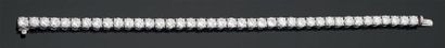 Bracelet ligne articulé en platine orné de...