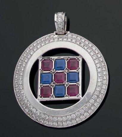 CHAUMET
Pendentif en or gris formé d'un carré...
