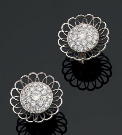 Débris d'une paire de boucles d'oreilles...