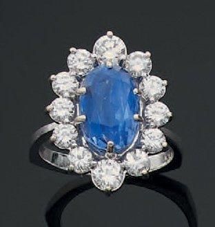 Bague en or gris de forme marguerite ornée...