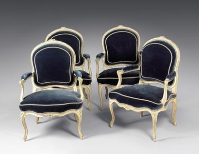 Suite de quatre fauteuils à la Reine en bois...