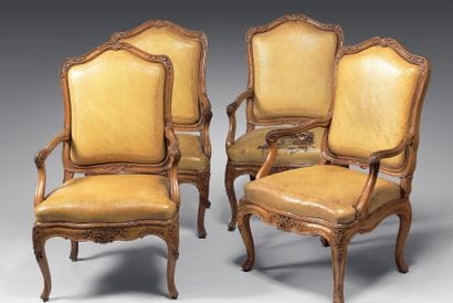 Suite de quatre fauteuils à dossier plat...