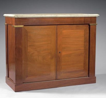 Commode à vantaux en acajou et placage d'acajou...