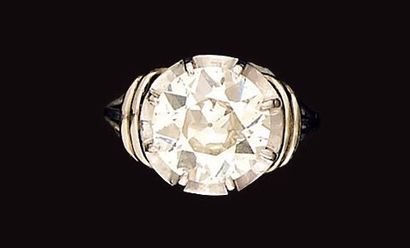 Bague en platine et or gris, sertie d'un...