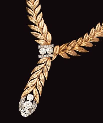 Long collier feuillagé et articulé en or...