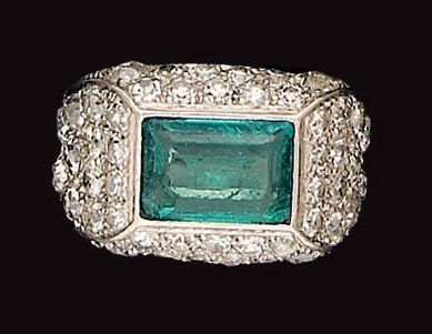 Bague en platine, ornée d'une émeraude rectangulaire...