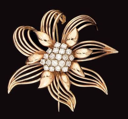 Broche fleur en or ajouré, le pistil ponctué...