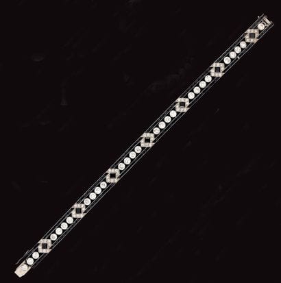 Elégant bracelet articulé en platine guilloché,...
