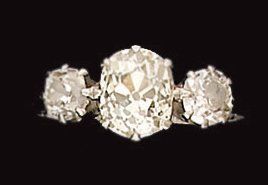Délicate bague en platine, ornée de trois...
