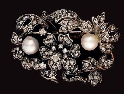 Broche trembleuse en argent et or rose ajourée,...