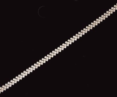 Collier articulé, de forme ruban, en or gris,...