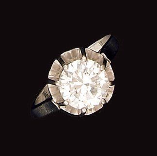 Bague en platine, sertie d'un diamant solitaire...