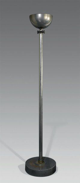 DESNY
Lampadaire moderniste en métal nickelé....