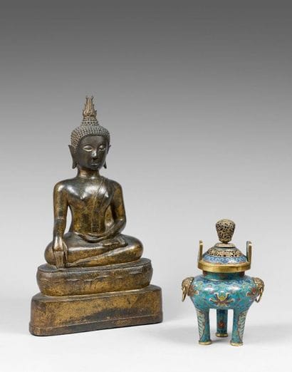 LAOS
Statuette de bouddha assis sur le lotus...