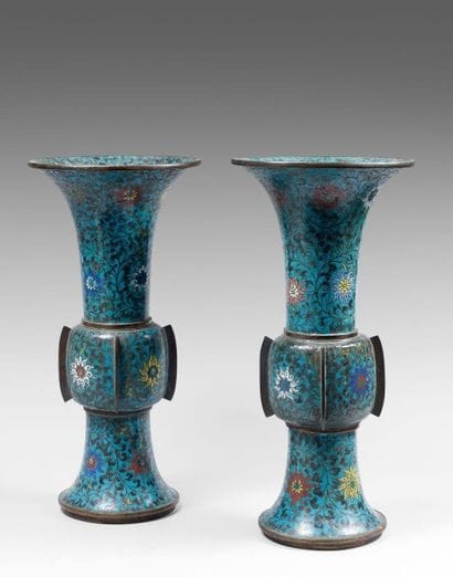CHINE
Paire de vases de forme «gu» en bronze...