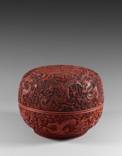 CHINE
Boite de forme ronde en laque rouge...
