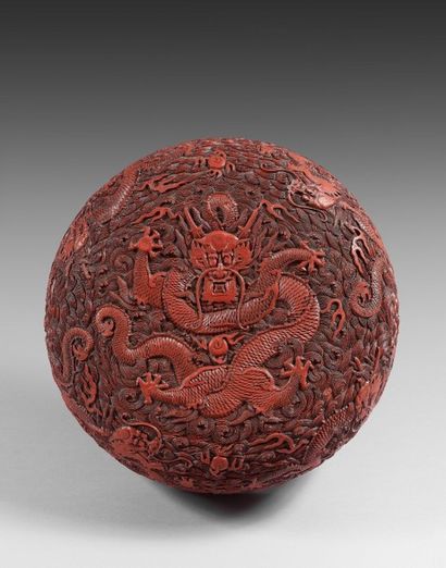 CHINE
Boite de forme ronde en laque rouge...