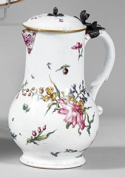 VINCENNES
Pot à eau en porcelaine tendre...