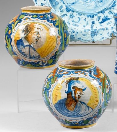 ITALIE, VENISE
Deux vases boule formant pendant,...