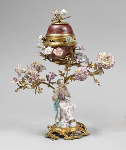 Pot-pourri en bronze et cuivre dorés et gravés...