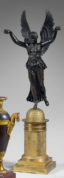 Partie de candélabre en forme de femme ailée,...