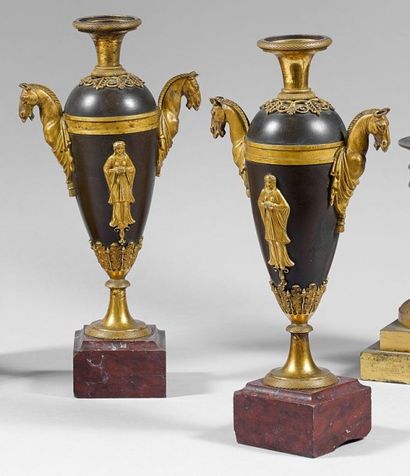 Paire de cassolettes en forme de vases sur...