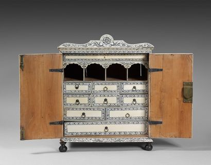 Petit cabinet à poser en bois de santal et...