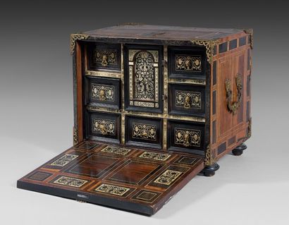 Petit cabinet de voyage en placage de bois...