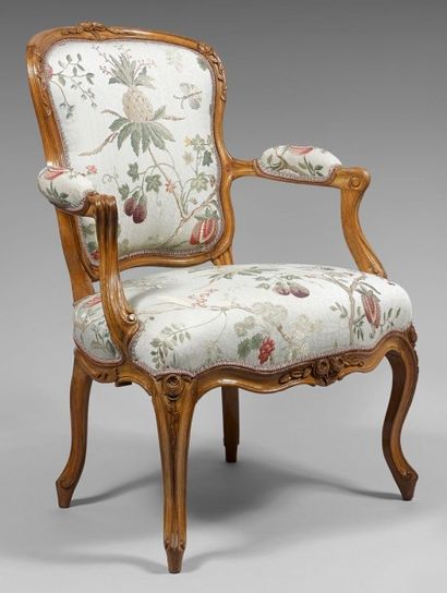 Fauteuil en cabriolet en bois naturel mouluré...