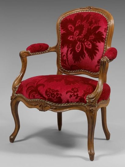 Fauteuil en cabriolet en bois naturel mouluré...