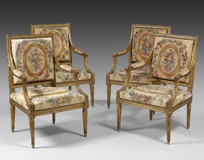 Ensemble de quatre fauteuils à dossier plat...