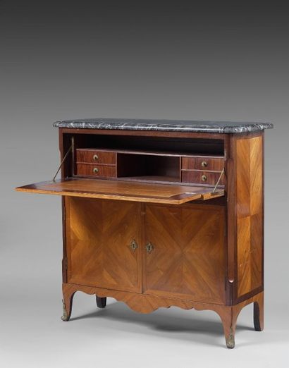 Petit secrétaire en armoire, à hauteur d'appui,...