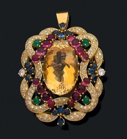 Pendentif en or (750) retenant une broche...