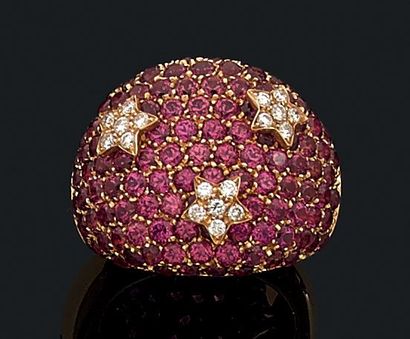 Bague dôme en or rose (750) pavée de grenats...