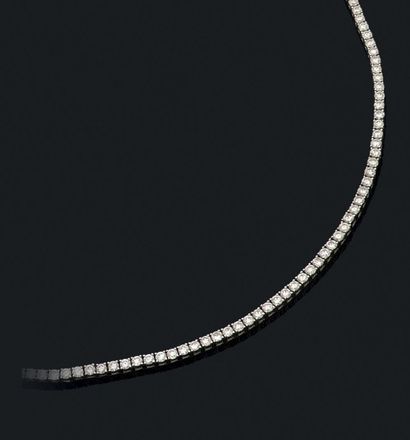 Collier en or gris (750) composé d'une rivière...