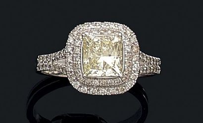 Bague en or gris (585) ornée d'un diamant...