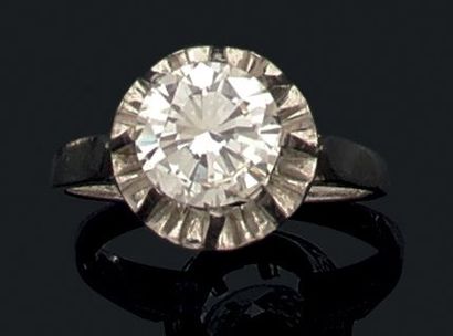 Bague en platine (950) ajouré, ornée au centre...