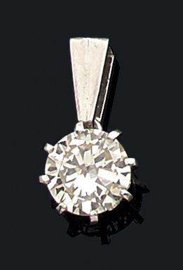 Pendentif en platine (950) orné d'un diamant...