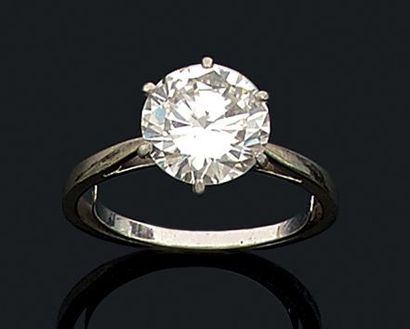 Bague en platine (950) et or gris (750) sertie...